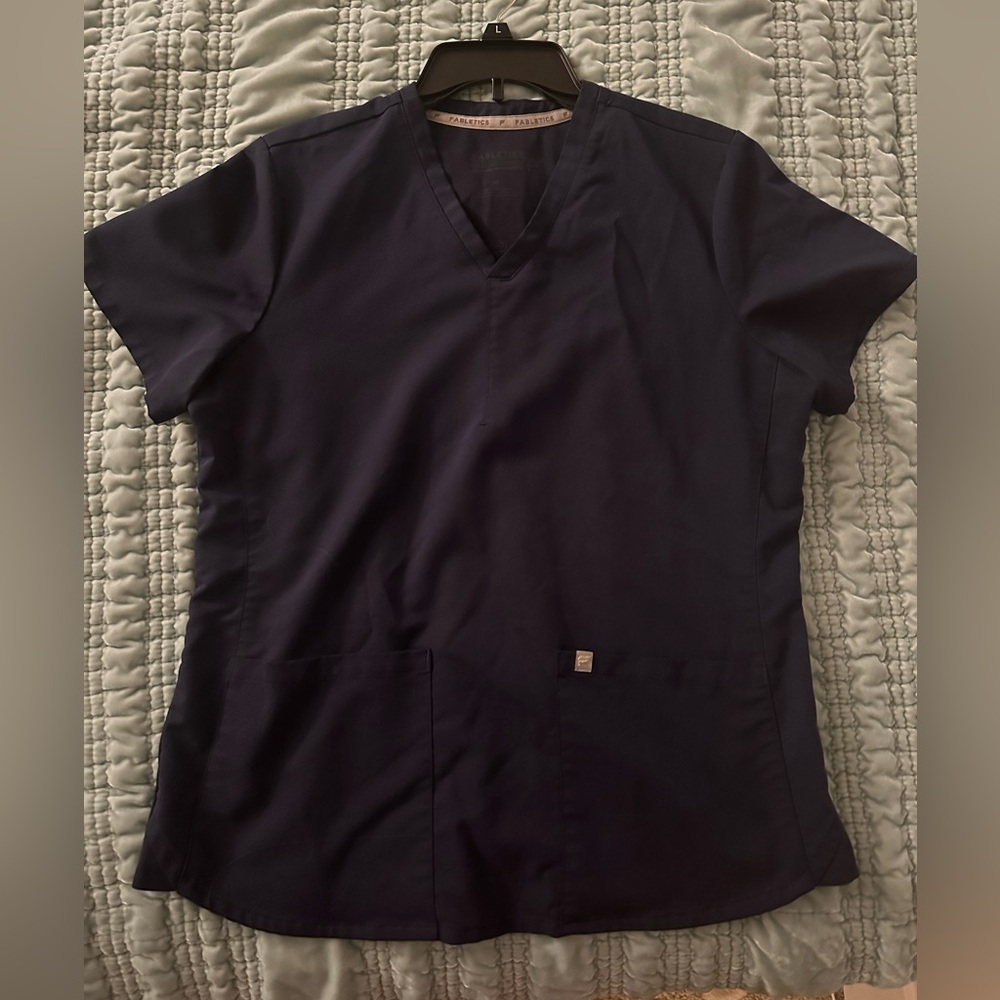 Women’s Fabletics Method 2 Pocket Scrub Top - Picture 5 of 5